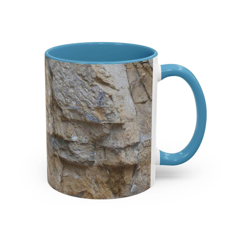 Premium 325ml Wanderer Kaffeebecher mit Bergabenteuer-Grafik, vollendet mit hellblauen Henkel und hellblauer Innenseite.