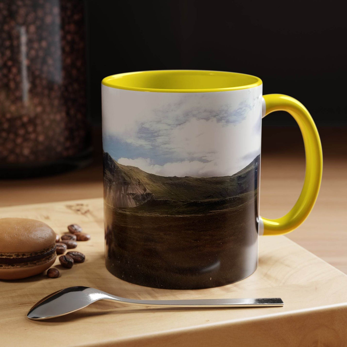 Hochwertiger Kaffeebecher 325 ml mit nordischem Islandlandschaft Design, gelbem Henkel und gelber Innenseite.