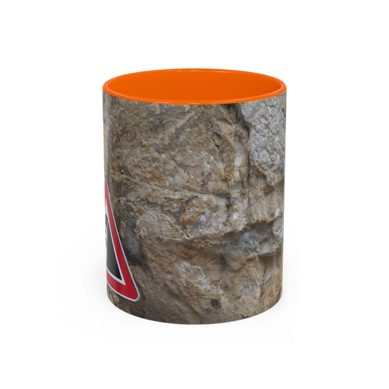 Robuster 325ml felsiger Keramik-Becher mit Achtung Steinschlag Schild, gestaltet mit orangem Henkel und oranger Innenseite.