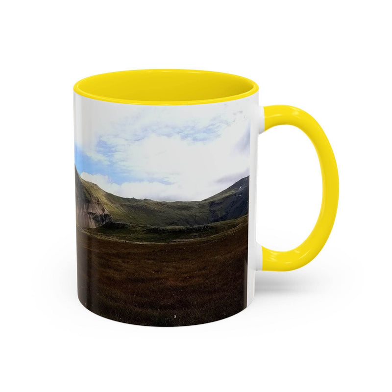 Islandlandschaft Motive auf einem 325 ml Keramik Kaffeebecher, der einen gelben Henkel und eine gelbe Innenseite hat.