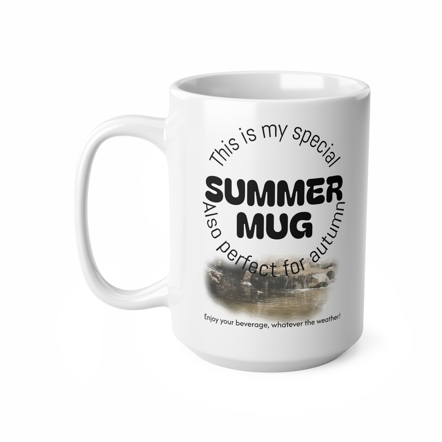 Saisonaler 440ml Keramik-Kaffeebecher mit dem Schriftzug Summer Mug und einer malerischen Illustration eines Flusslaufs.