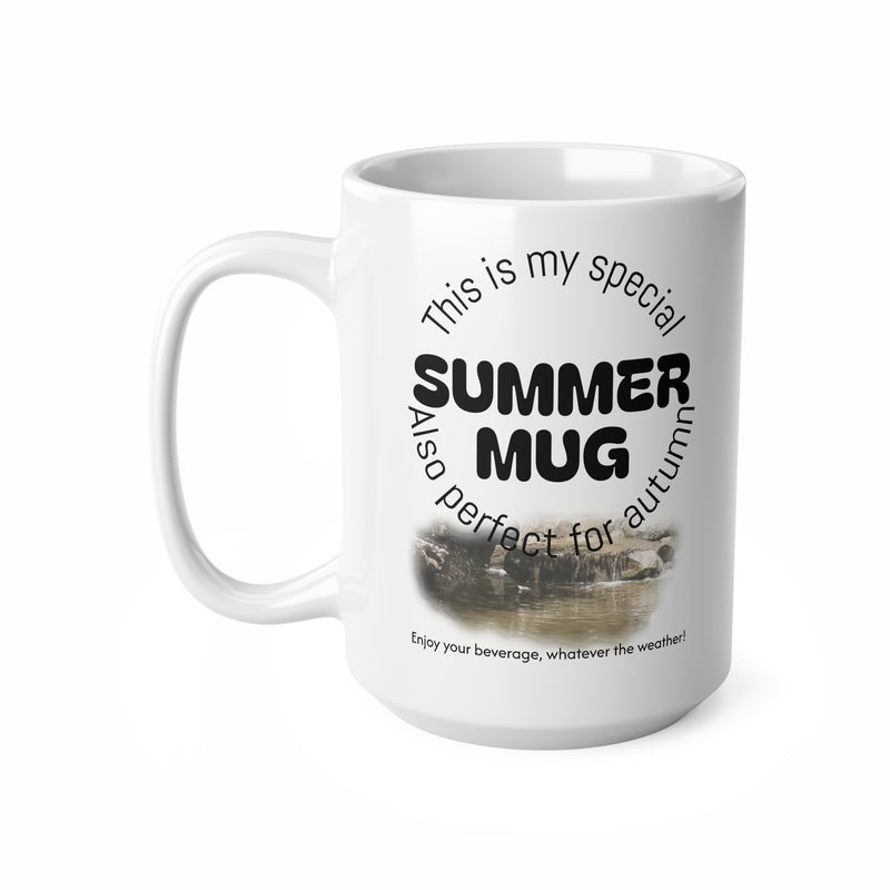Saisonaler 440ml Keramik-Kaffeebecher mit dem Schriftzug Summer Mug und einer malerischen Illustration eines Flusslaufs.