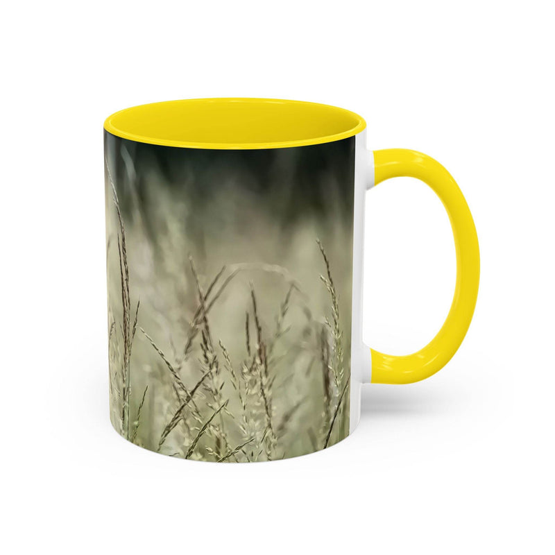 Ruhiger 325ml Keramik-Becher mit blühendem Gras, ideales Geschenk mit einem leuchtenden gelben Henkel und gelber Innenseite.