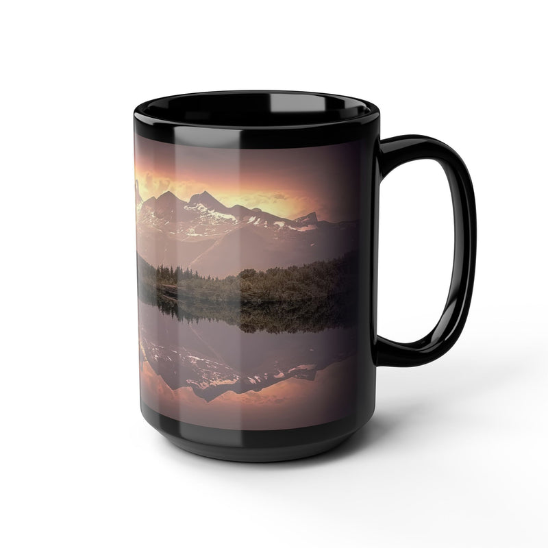 Mok met bergreflectie — Koffiemok met schilderachtig uitzicht op een zonsondergang bij een meer