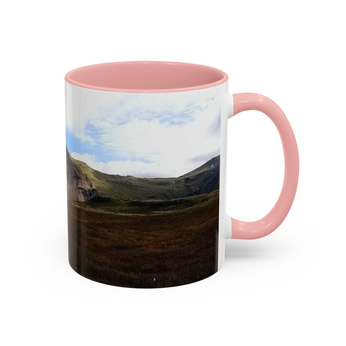 Islandlandschaft Motive auf einem 325 ml Keramik Kaffeebecher, der einen rosa Henkel und eine rosa Innenseite hat.