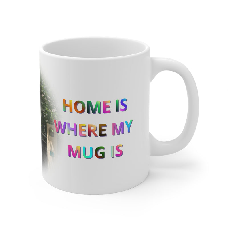 Glänzender 325ml Kaffeebecher aus robustem Keramikmaterial mit einem kreativen Schriftzug-Design für den Frühstückstisch.