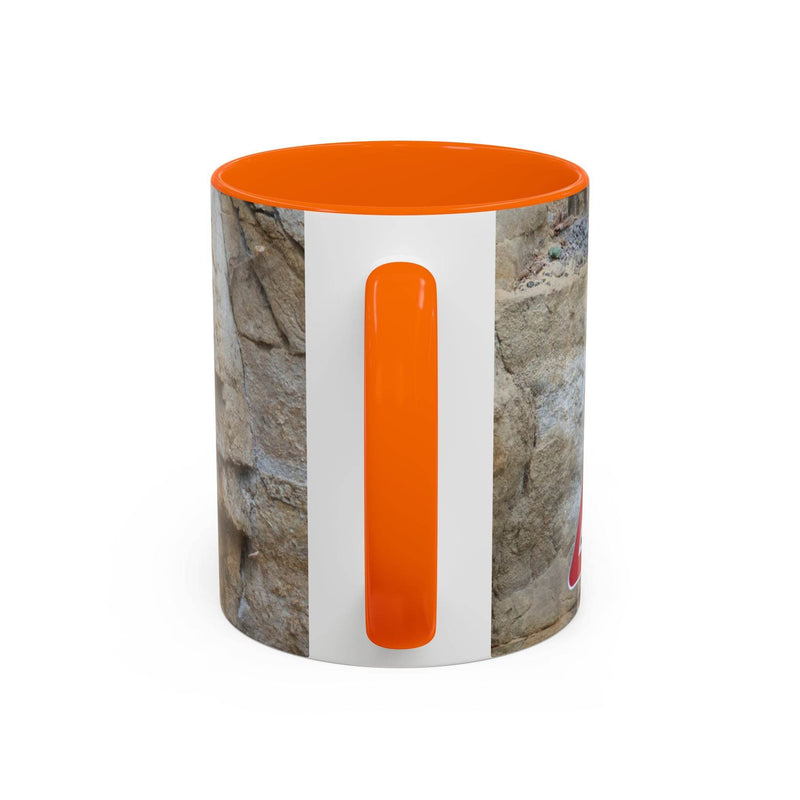 Langlebiger 325ml Bergsteiger Keramik-Becher für Outdoor-Fans, komplett mit einem stabilen orangen Henkel und oranger Innenseite.