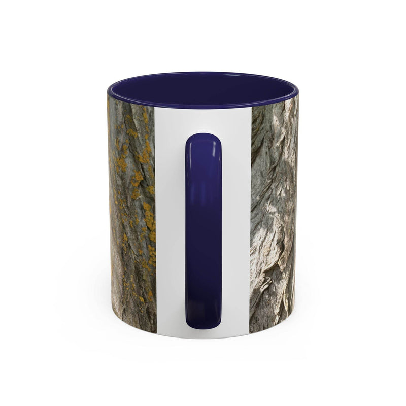 325ml Becher für Naturbegeisterte mit einem urigen Baumstamm-Design sowie einem marineblauen Henkel und marineblauer Innenseite.