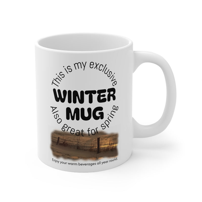 Charmanter 325ml Keramik-Becher, der die Winter-Mug-Seite mit einer gemütlichen Illustration einer Schneelandschaft zeigt.