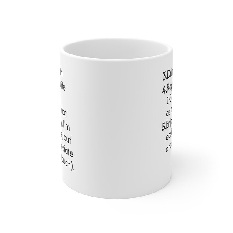 Glänzender 325ml Keramik-Becher mit moderner minimalistischer Typografie und bequemem C-Henkel, perfekt fürs Büro.