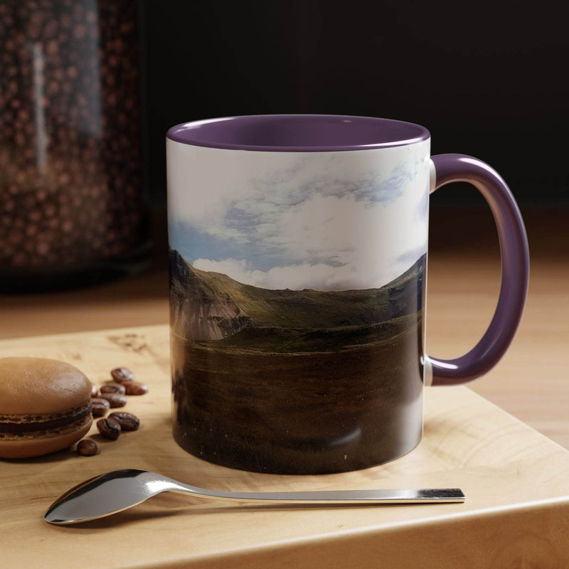 Hochwertiger Kaffeebecher 325 ml mit nordischem Islandlandschaft Design, lila Henkel und lila Innenseite.