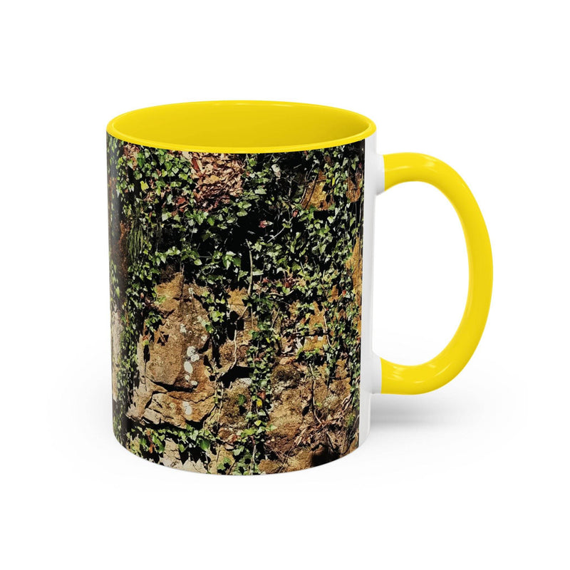 Keramikbecher 325ml mit Moosfelsen-Design, aufgewertet durch einen gelben Henkel und eine passende gelbe Innenseite.