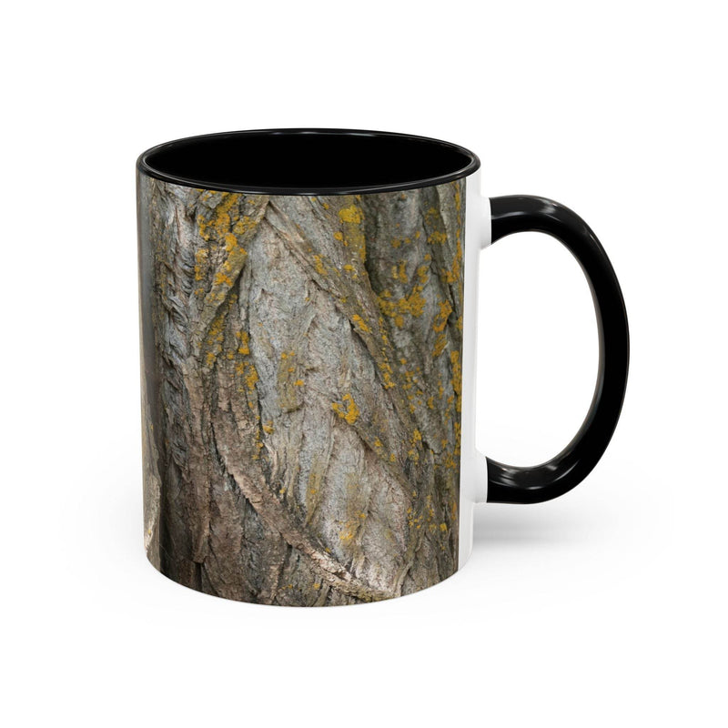 Kaffeebecher im Tree Trunk Design, 325ml groß, mit einem klassischen schwarzen Henkel und einer passenden schwarzen Innenseite.