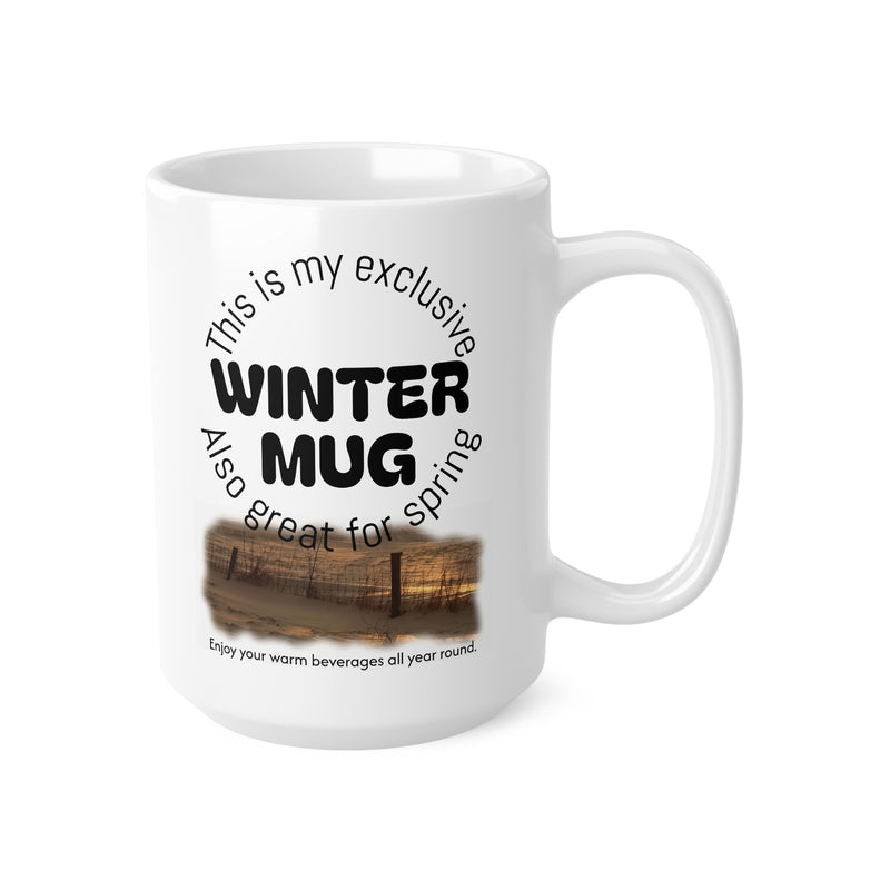Charmanter 440ml Keramik-Becher, der die Winter-Mug-Seite mit einer gemütlichen Illustration einer Schneelandschaft zeigt.