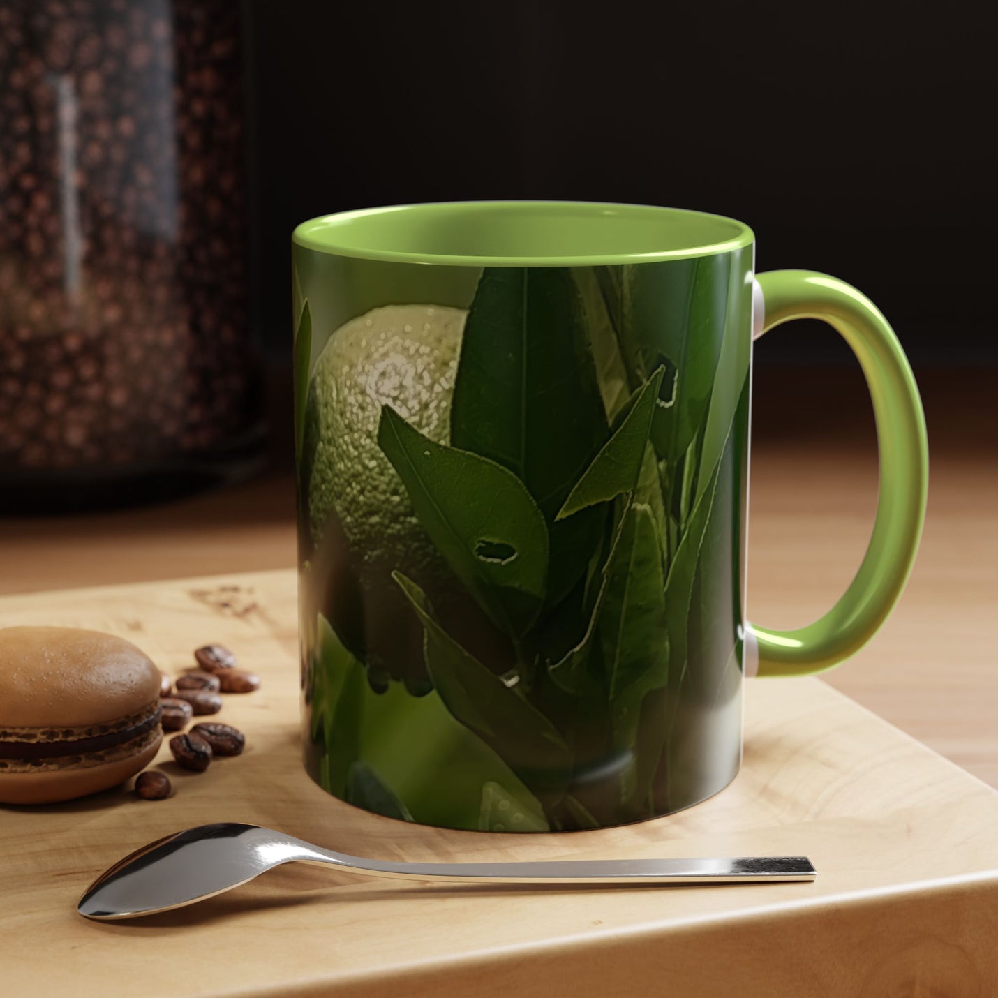 Ein perfektes Geschenk: 325ml Früchte Kaffeebecher mit einem hellgrünem Henkel und einer hellgrüner Innenseite.
