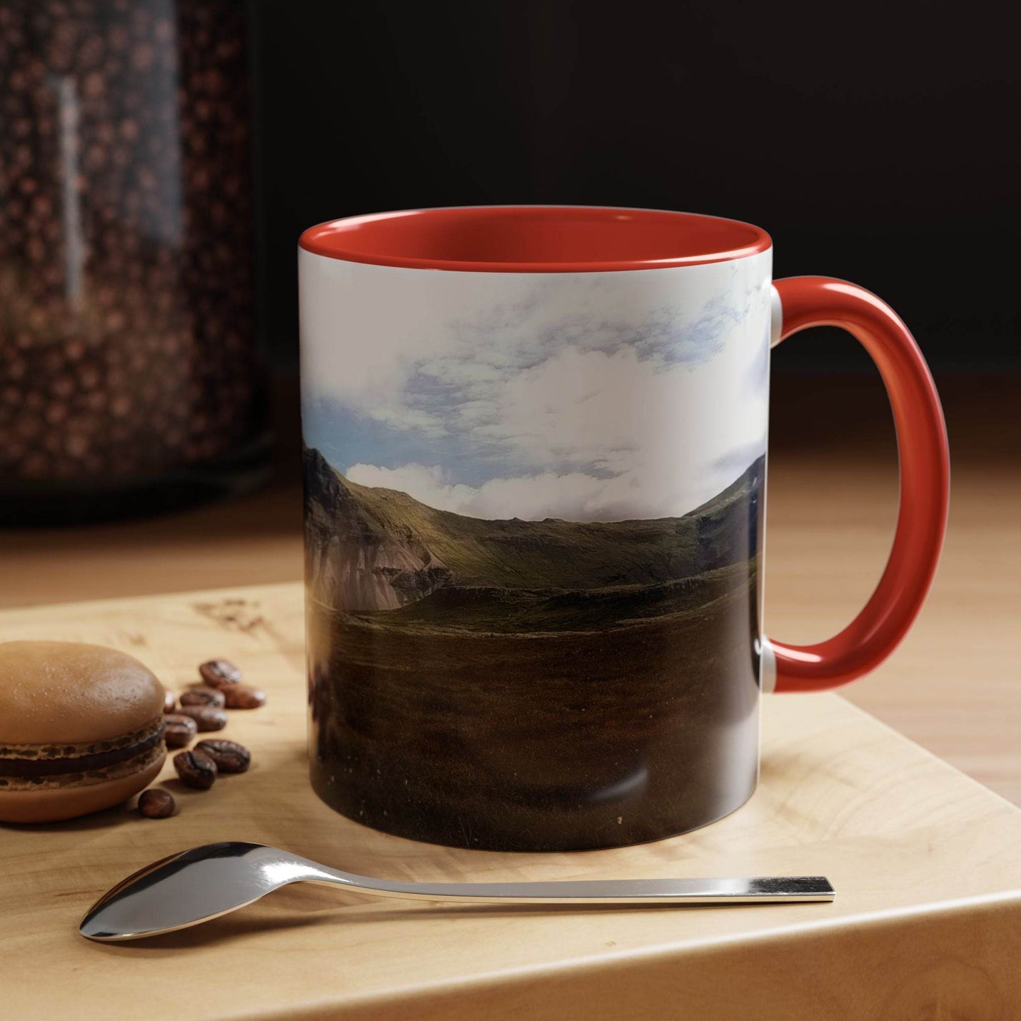 Hochwertiger Kaffeebecher 325 ml mit nordischem Islandlandschaft Design, rotem Henkel und roter Innenseite.