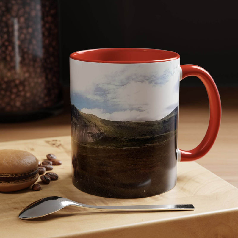 Hochwertiger Kaffeebecher 325 ml mit nordischem Islandlandschaft Design, rotem Henkel und roter Innenseite.