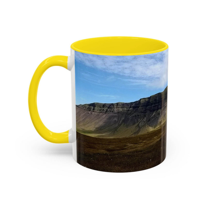 Ein perfektes Geschenk: 325 ml Islandlandschaft Kaffeebecher mit gelbem Henkel und gelber Innenseite.