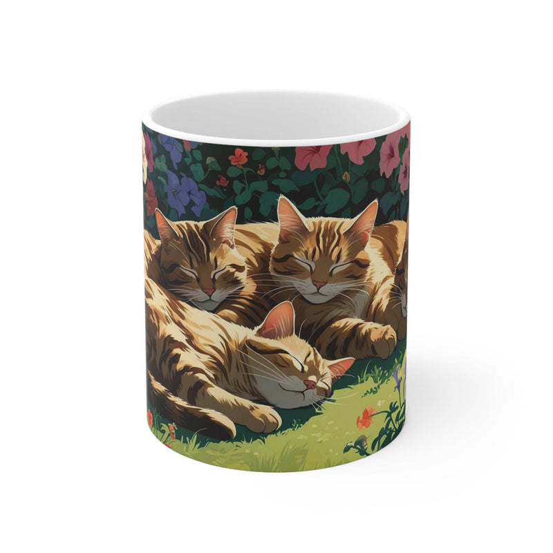 Kaffeebecher in der Größe 325ml mit einem idyllischen Motiv von Katzen, die friedlich im Garten schlafen.