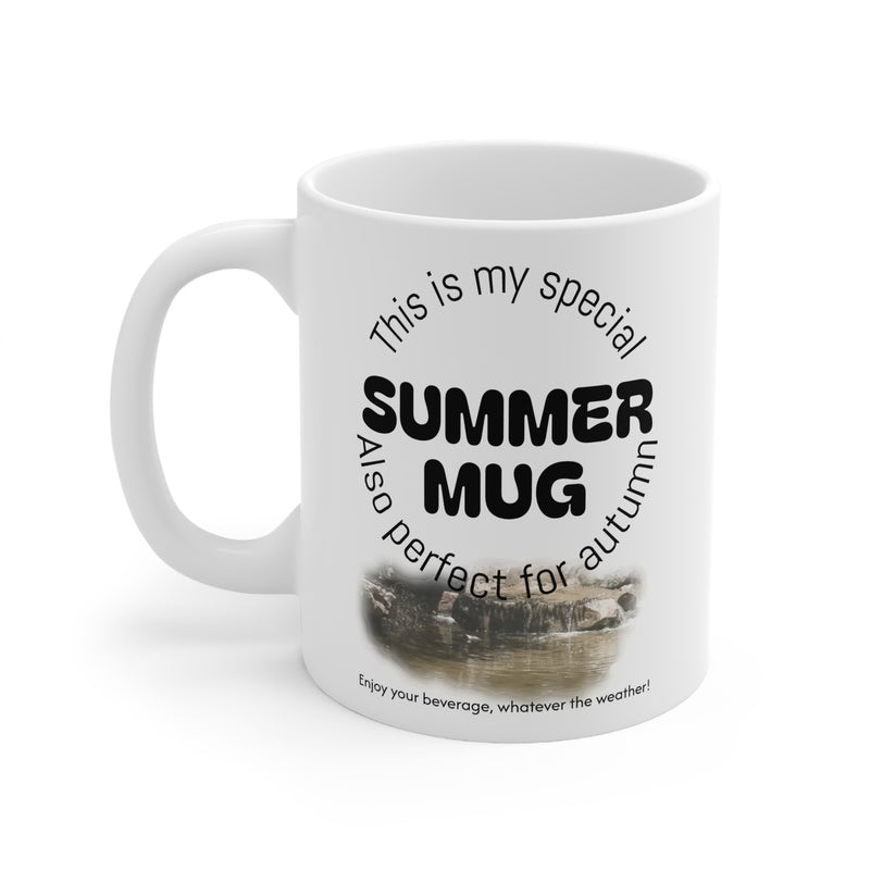 Saisonaler 325ml Keramik-Kaffeebecher mit dem Schriftzug Summer Mug und einer malerischen Illustration eines Flusslaufs.
