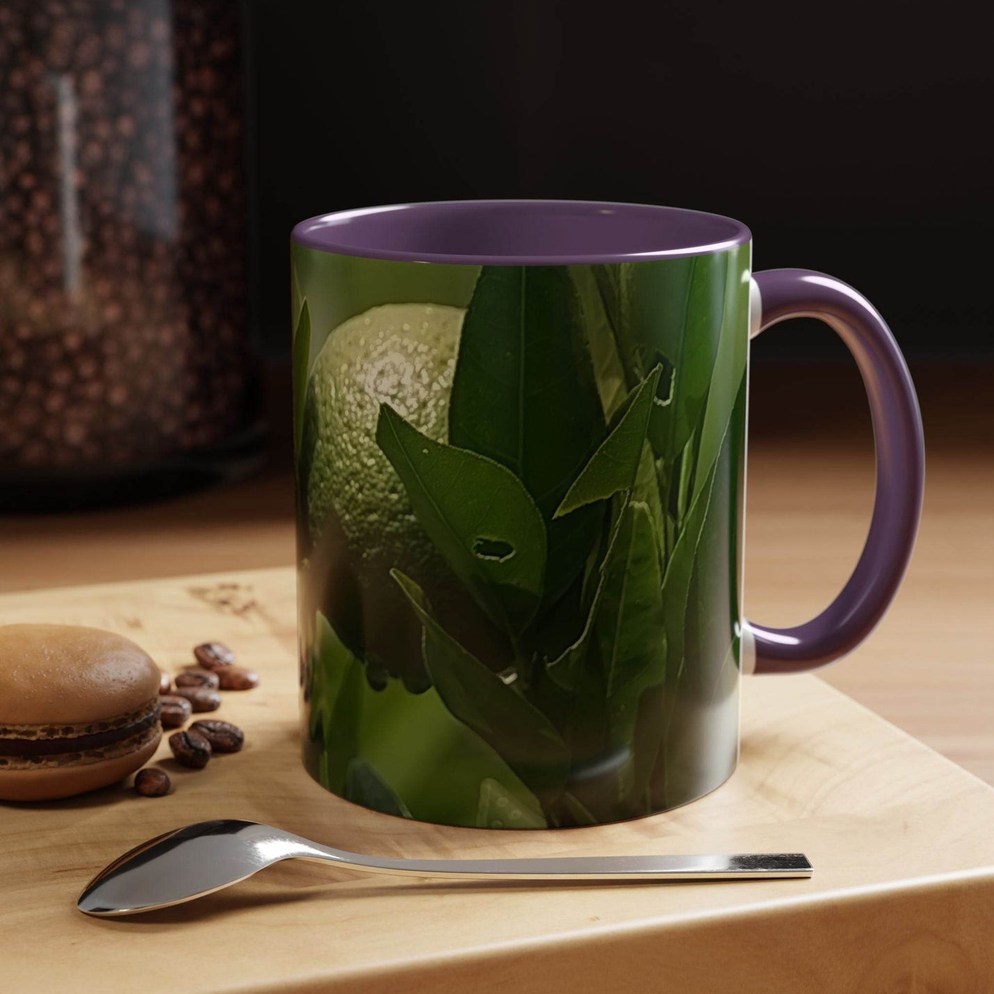Ein perfektes Geschenk: 325ml Früchte Kaffeebecher mit einem lila Henkel und einer lila Innenseite.