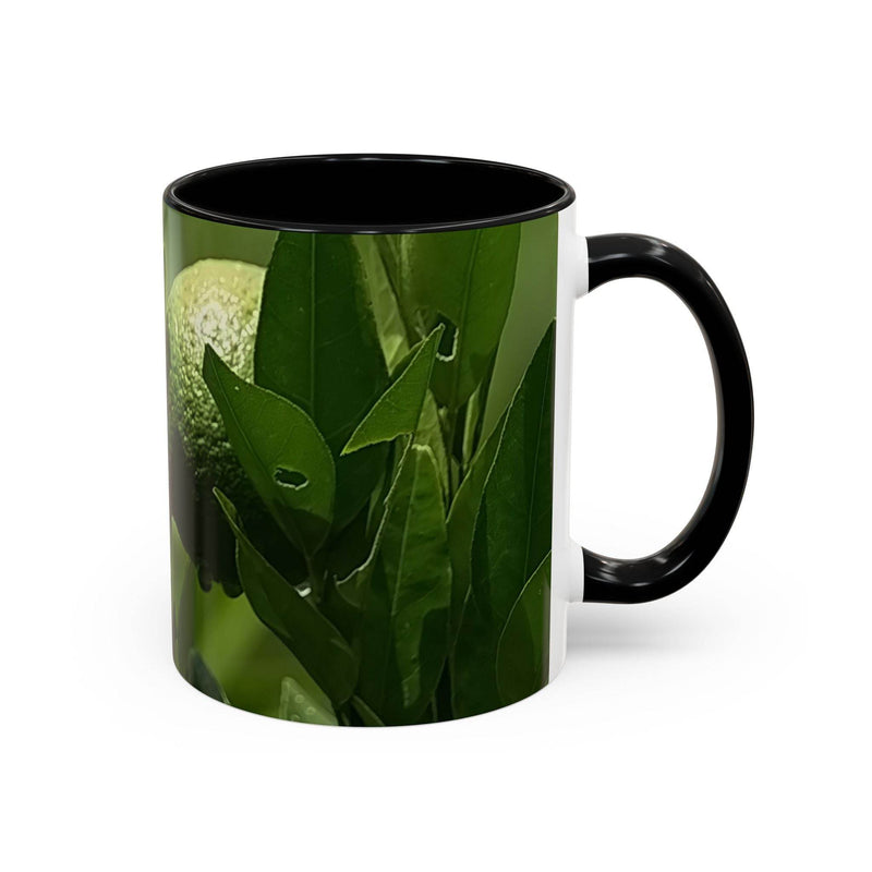 Farbenfroher Kaffebecher mit Früchten in der Größe 325ml, ausgestattet mit einem schwarzen Henkel und schwarzer Innenseite.