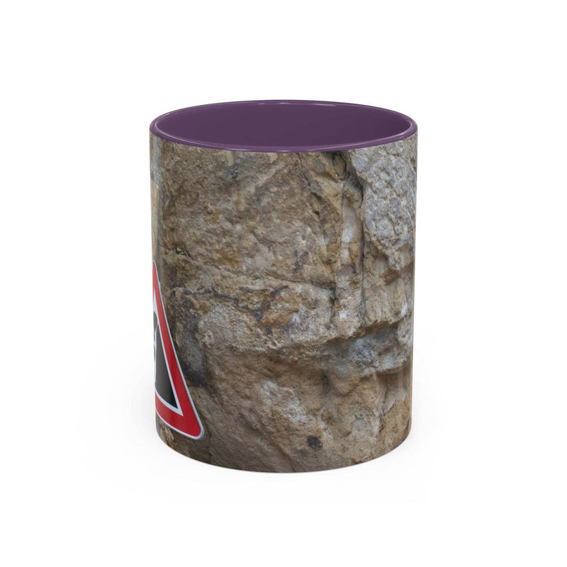 Robuster 325ml felsiger Keramik-Becher mit Achtung Steinschlag Schild, gestaltet mit lila Henkel und lila Innenseite.