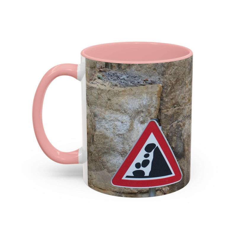 Abenteuerlicher 325ml Bergliebhaber Becher mit felsigem Steinschlag-Motiv, einem rosa Henkel und rosa Innenseite.