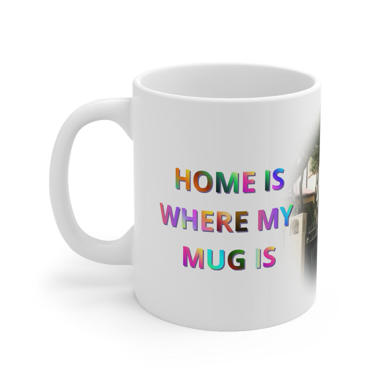 Weißer 325ml Keramik-Kaffeebecher mit einem glänzenden Finish und der bunten Aufschrift 'Home Is Where My Mug Is' für den Alltag.