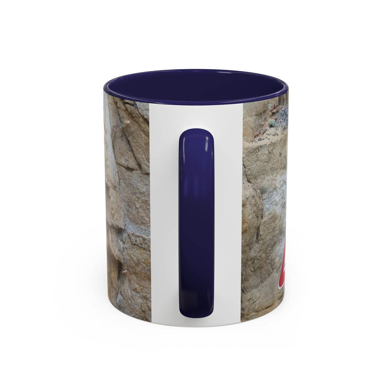 Langlebiger 325ml Bergsteiger Keramik-Becher für Outdoor-Fans, komplett mit einem stabilen marineblauen Henkel und marineblauer Innenseite.
