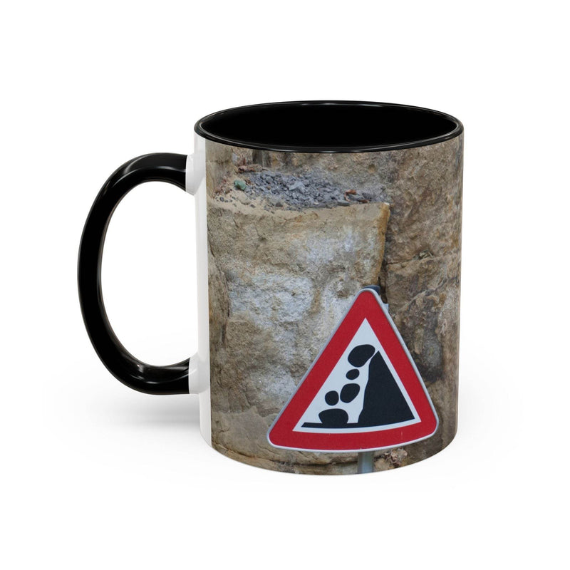 Abenteuerlicher 325ml Bergliebhaber Becher mit felsigem Steinschlag-Motiv, einem schwarzen Henkel und schwarzer Innenseite.