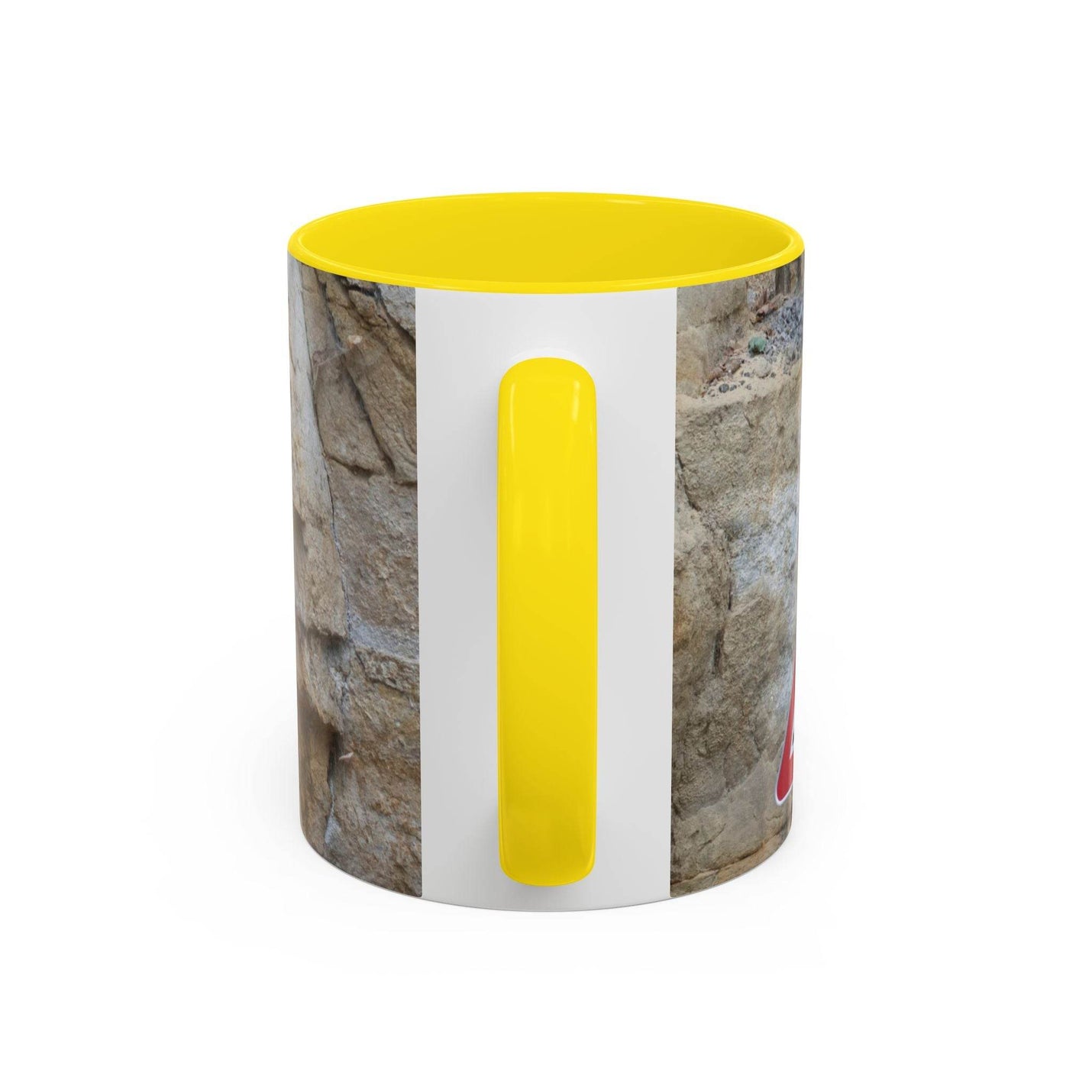 Langlebiger 325ml Bergsteiger Keramik-Becher für Outdoor-Fans, komplett mit einem stabilen gelben Henkel und gelber Innenseite.
