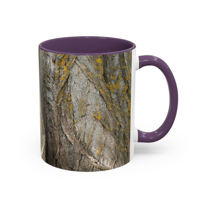 Kaffeebecher im Tree Trunk Design, 325ml groß, mit einem eleganten lila Henkel und einer passenden lila Innenseite.