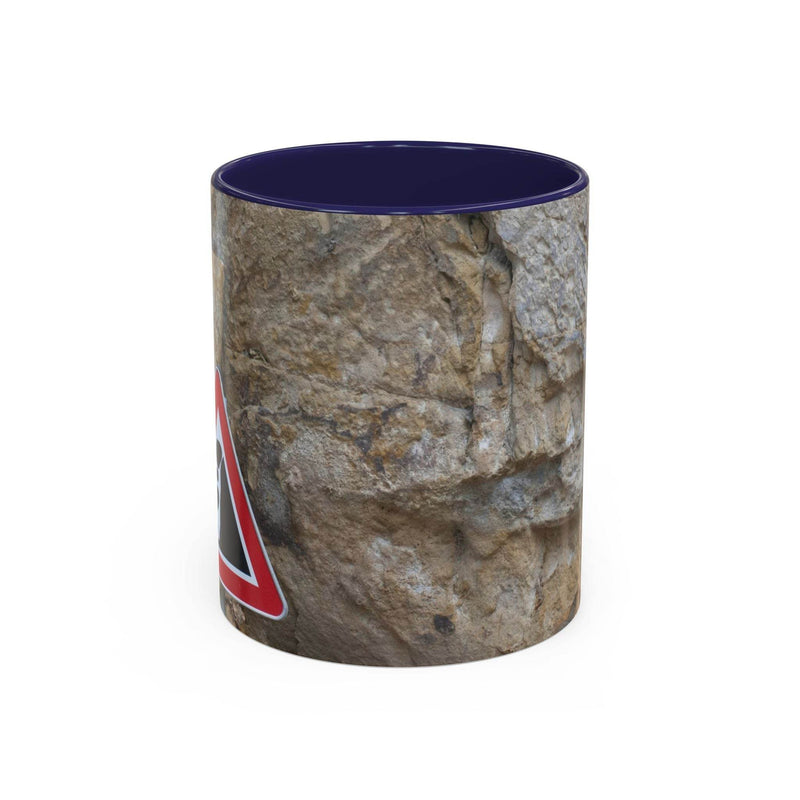 Robuster 325ml felsiger Keramik-Becher mit Achtung Steinschlag Schild, gestaltet mit marineblauem Henkel und marineblauer Innenseite.