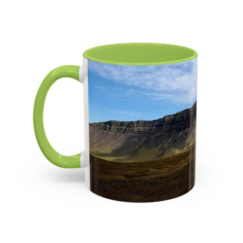 Ein perfektes Geschenk: 325 ml Islandlandschaft Kaffeebecher mit hellgrünem Henkel und hellgrüner Innenseite.