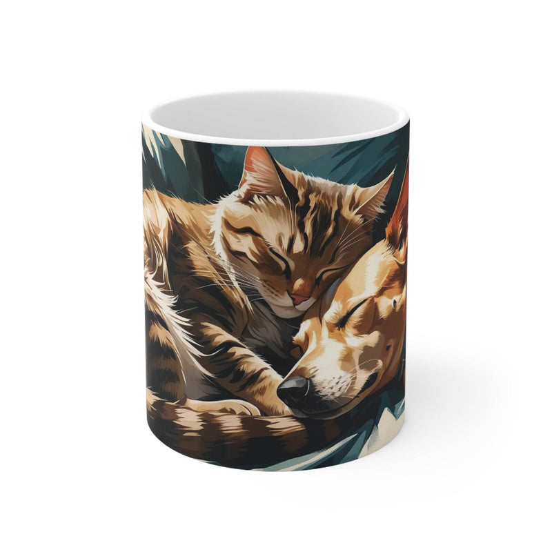 Charmanter 325ml Becher mit einer herzerwärmenden Illustration von einer friedlich schlafenden Katze und einem Hund.