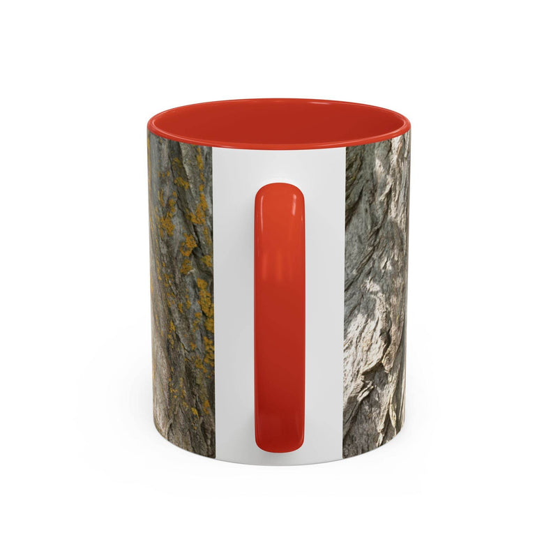 325ml Becher für Naturbegeisterte mit einem urigen Baumstamm-Design sowie einem roten Henkel und rotem Innenraum.
