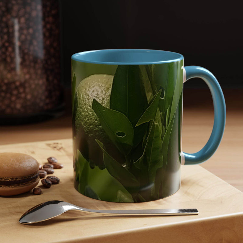 Ein perfektes Geschenk: 325ml Früchte Kaffeebecher mit einem hellblauen Henkel und einer hellblauen Innenseite.