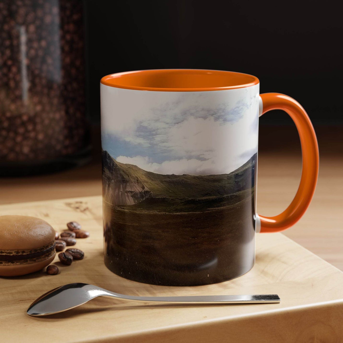 Hochwertiger Kaffeebecher 325 ml mit nordischem Islandlandschaft Design, orangem Henkel und oranger Innenseite.