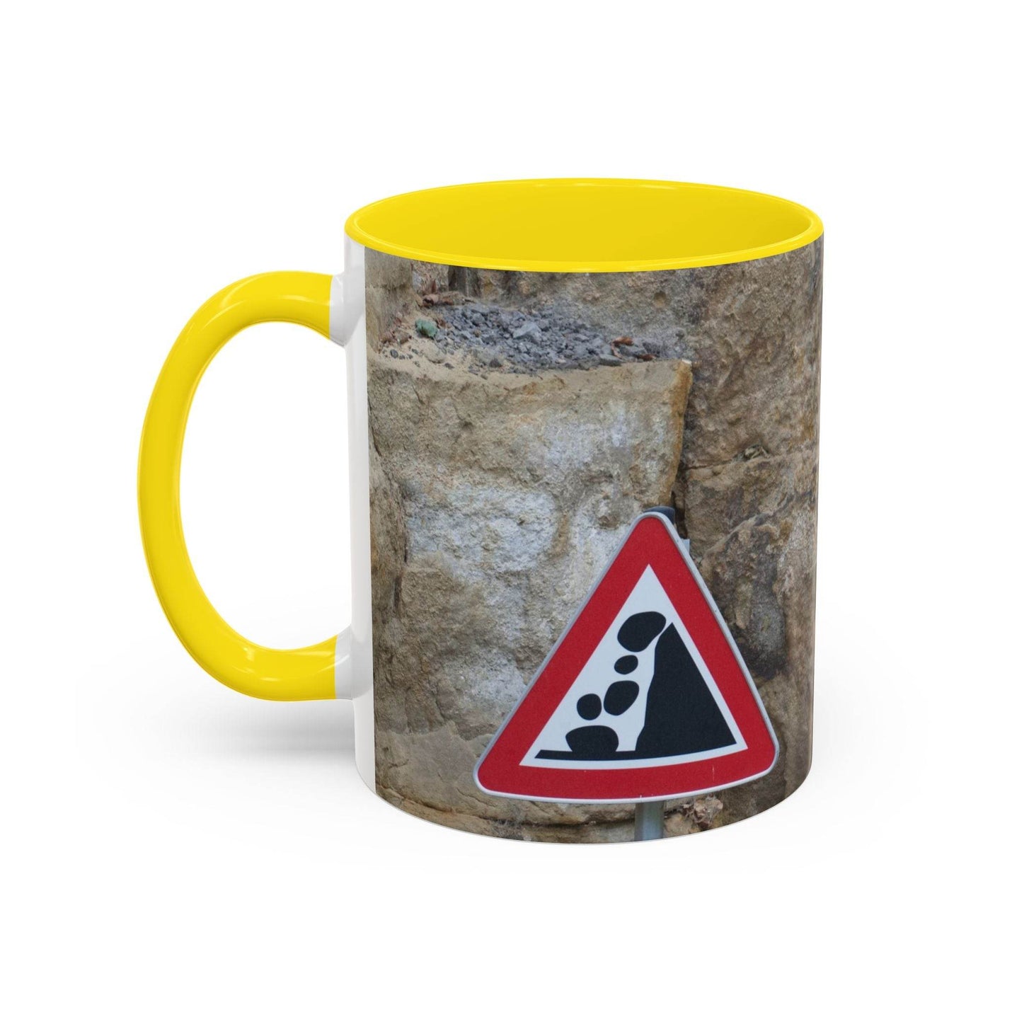 Abenteuerlicher 325ml Bergliebhaber Becher mit felsigem Steinschlag-Motiv, einem gelben Henkel und gelber Innenseite.