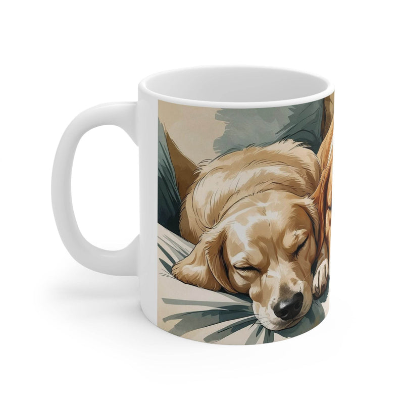 Herzerwärmender 325ml Becher mit Hundemotiv, der drei einzigartige Hundefreunde beim Schlafen auf einem Sofa zeigt.