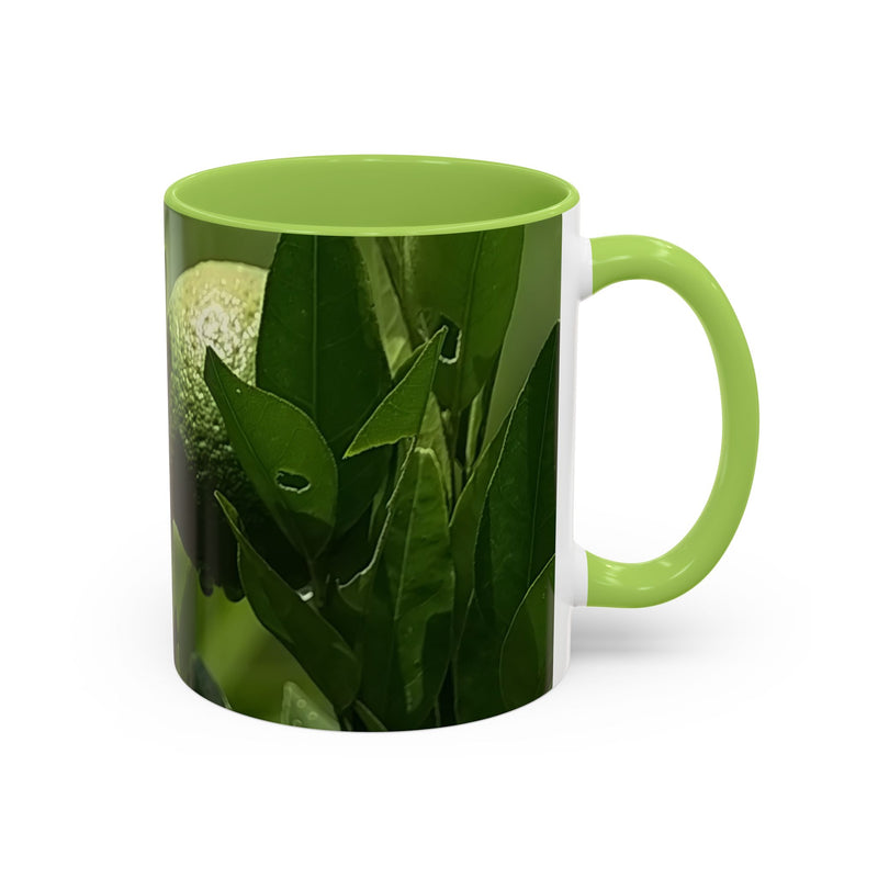 Farbenfroher Kaffebecher mit Früchten in der Größe 325ml, ausgestattet mit einem hellgrünem Henkel und hellgrüner Innenseite.