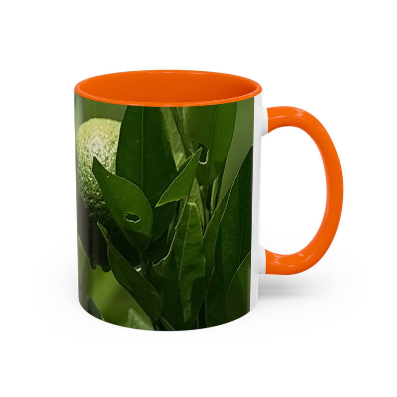 Farbenfroher Kaffebecher mit Früchten in der Größe 325ml, ausgestattet mit einem orangem Henkel und oranger Innenseite.