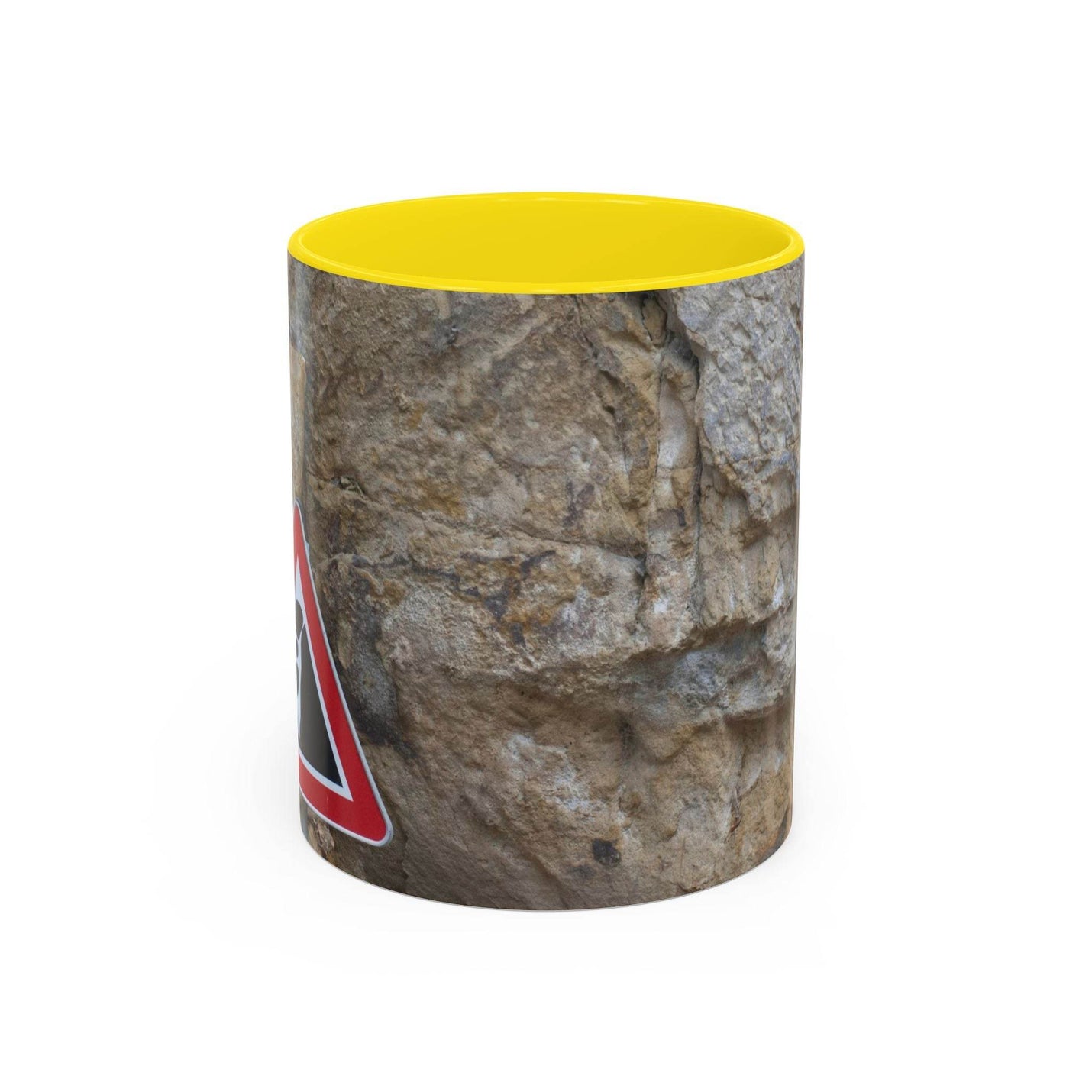 Robuster 325ml felsiger Keramik-Becher mit Achtung Steinschlag Schild, gestaltet mit gelbem Henkel und gelber Innenseite.