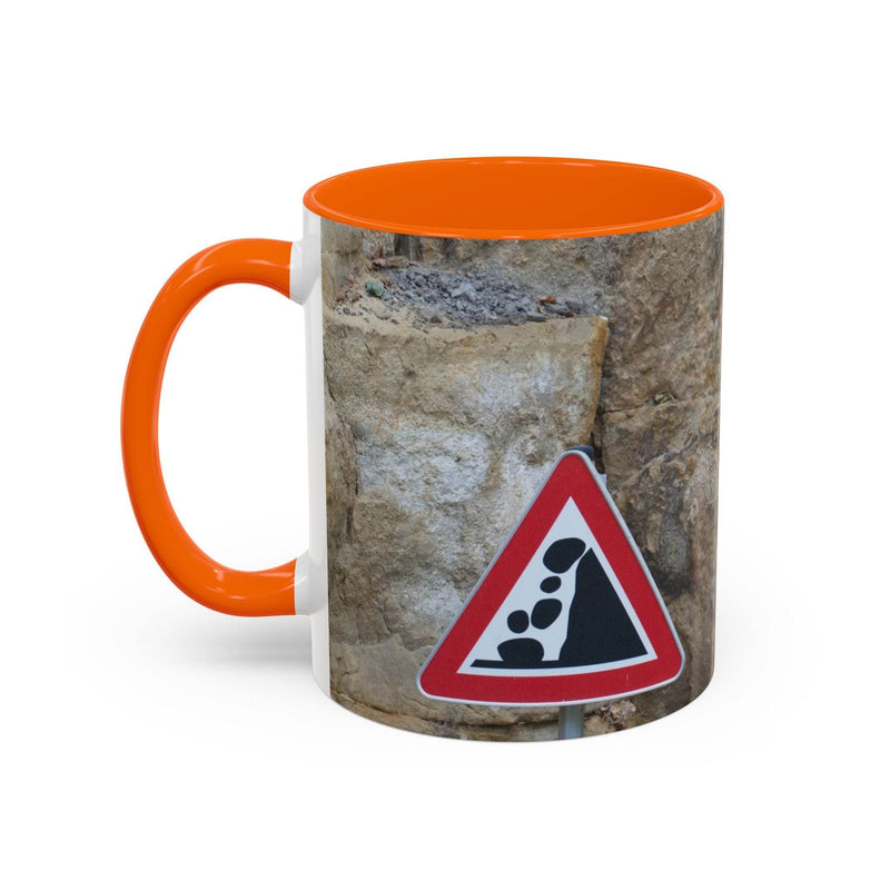 Abenteuerlicher 325ml Bergliebhaber Becher mit felsigem Steinschlag-Motiv, einem orangen Henkel und oranger Innenseite.
