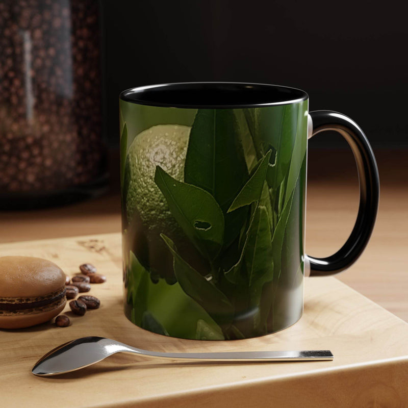 Ein perfektes Geschenk: 325ml Früchte Kaffeebecher mit einem schwarzen Henkel und einer schwarzen Innenseite.
