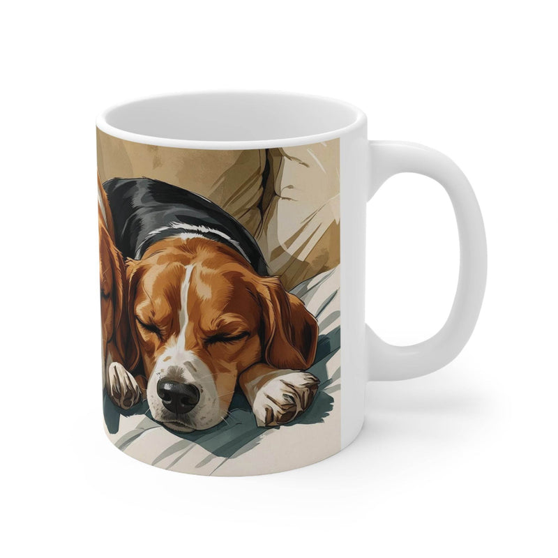 Charmanter 325ml Becher mit einer liebevollen Illustration von drei Hunden, die friedlich auf einem Sofa schlafen.