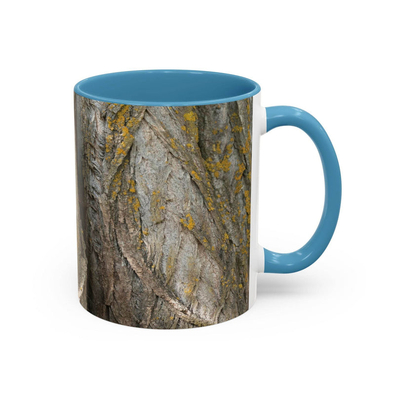 Kaffeebecher im Tree Trunk Design, 325ml groß, mit einem hellblauen Henkel und einer passenden hellblauen Innenseite.