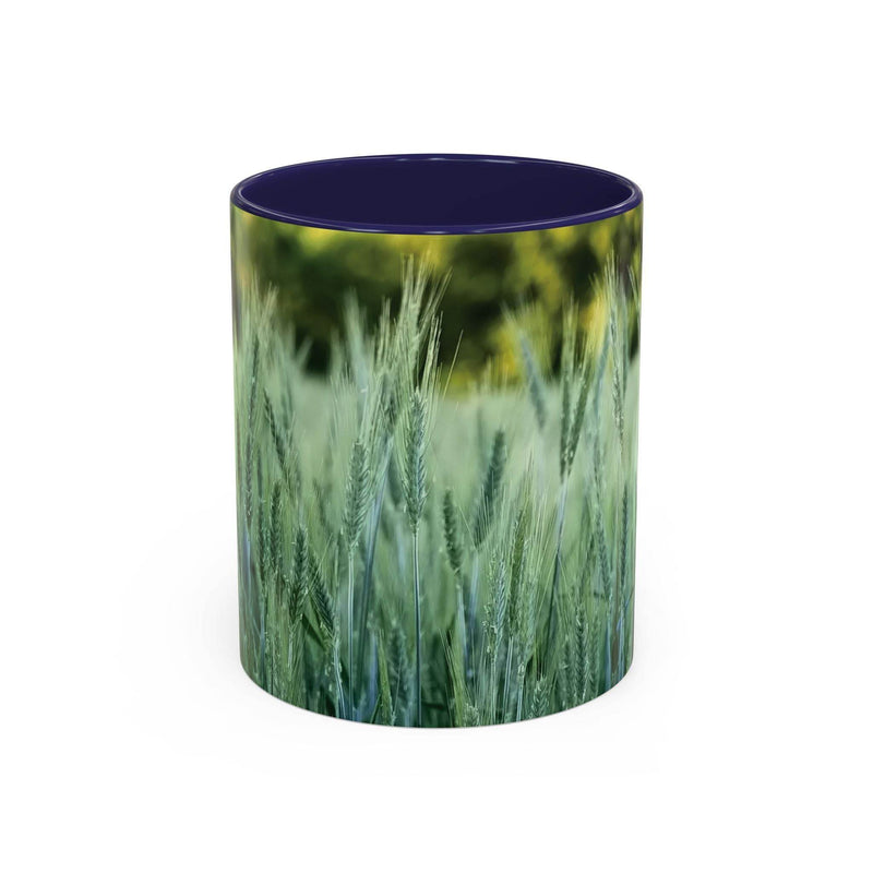 Schöner 325ml Natur-Becher mit Weizenfeld-Druck, gestaltet mit einem tiefen marineblauen Henkel und marineblauer Innenseite.