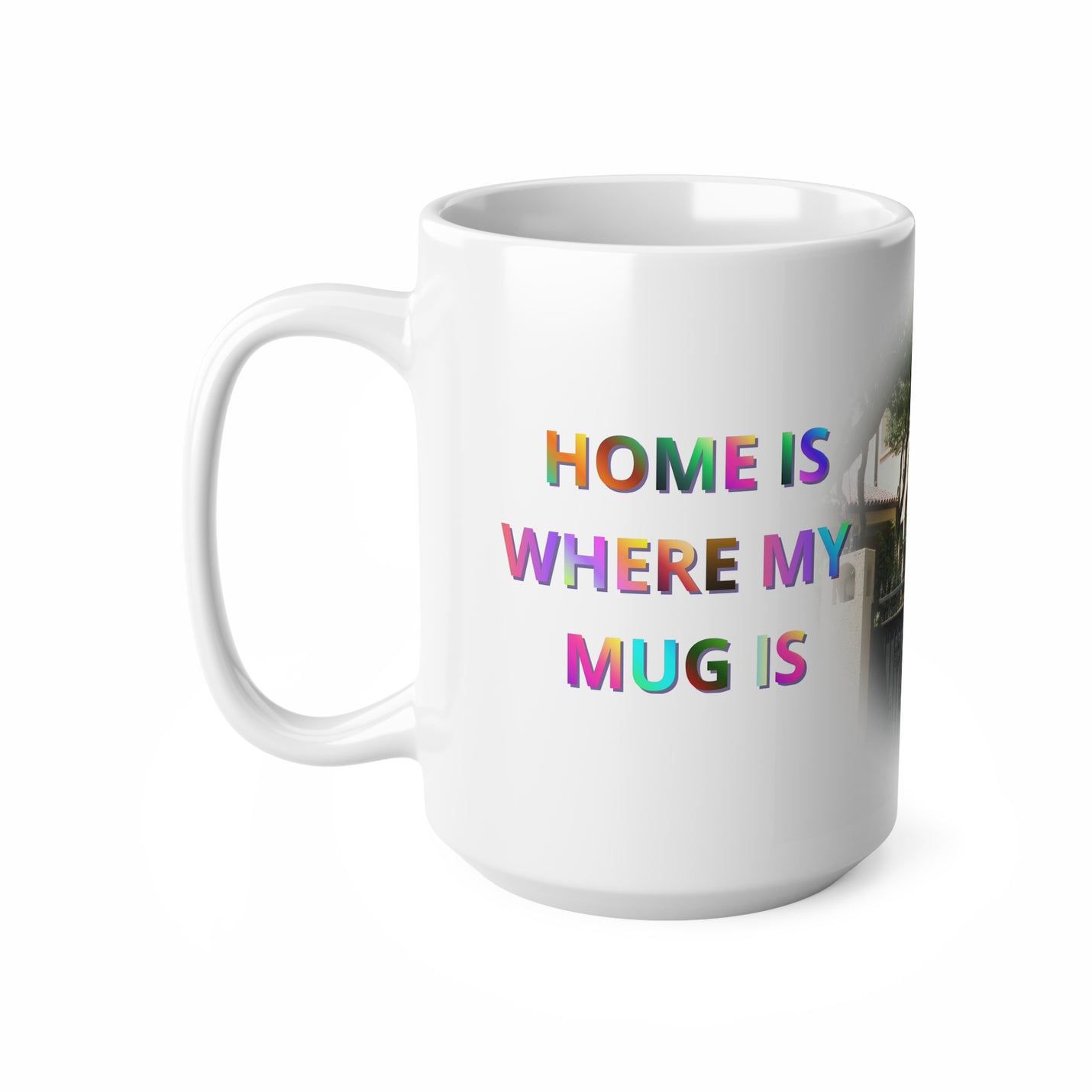 Weißer 440ml Keramik-Kaffeebecher mit einem glänzenden Finish und der bunten Aufschrift 'Home Is Where My Mug Is' für das Büro.